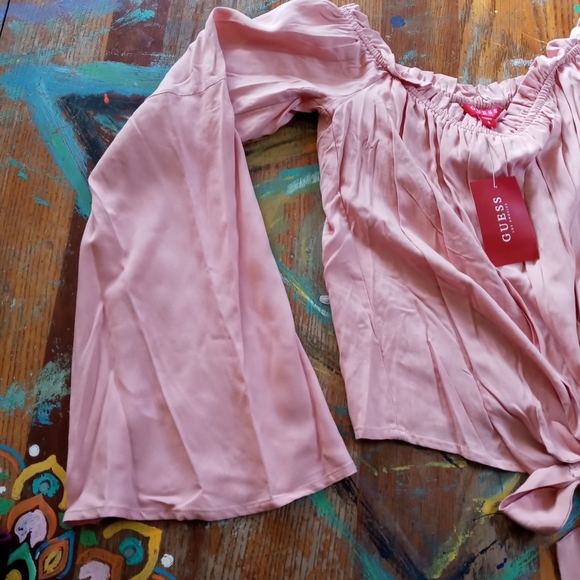 NWT! Guess off the shoulders wide flowy sleeve tie front crop top - Picture 4 of 6